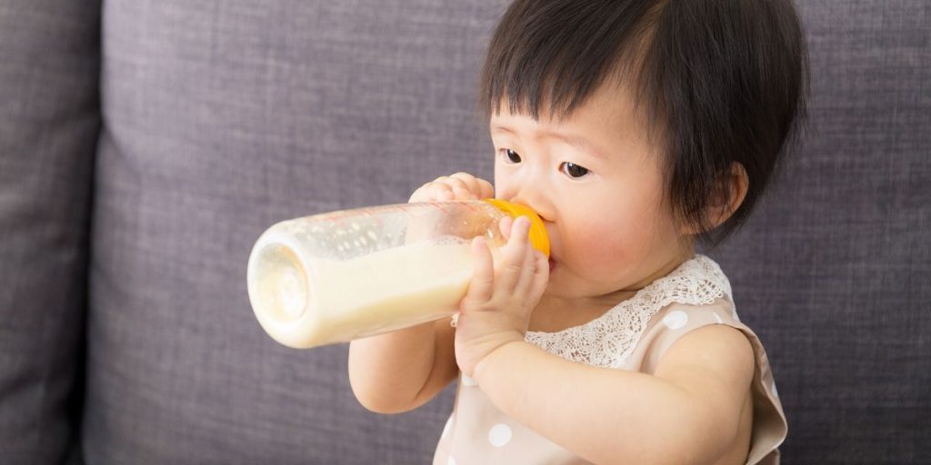introducing cow's milk to breastfed baby